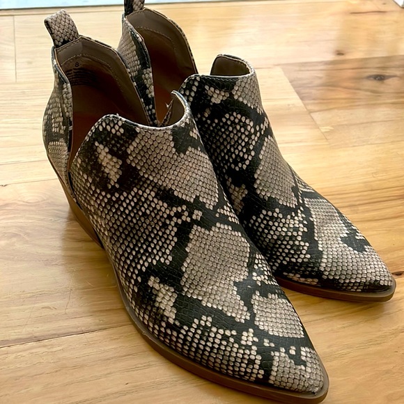 Universal Thread Shoes - Snake print ankle boots